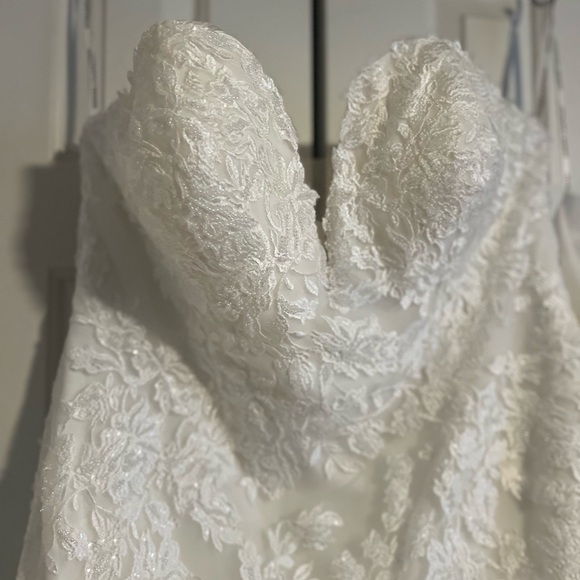Ivory wedding gown with train - Picture 5 of 13